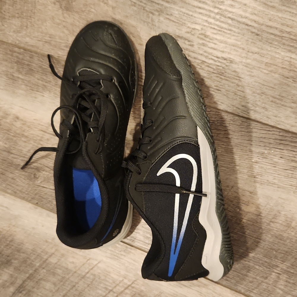 New Nike Indoor soccer cleats Youth 5.5